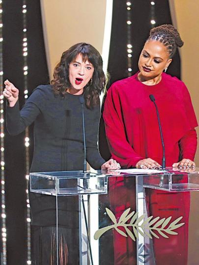 ■Asia Argento(左)於頒獎前發言,痛斥不容許業界再發生性侵。路透社 ■Asia Argento(左)於頒獎前發言,痛斥不容許業界再發生性侵。路透社