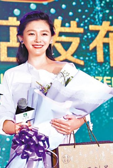 ■大S小產後首度公開露面,臉頰明顯比之前消瘦不少。微博圖片 ■大S小產後首度公開露面,臉頰明顯比之前消瘦不少。微博圖片