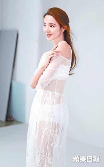 ■倪晨曦為拍廣告晒腹肌,埋位前做負重運動幫助現形。■倪晨曦花了大半日時間拍攝,到尾聲時拍到抽筋。 ■倪晨曦為拍廣告晒腹肌,埋位前做負重運動幫助現形。■倪晨曦花了大半日時間拍攝,到尾聲時拍到抽筋。