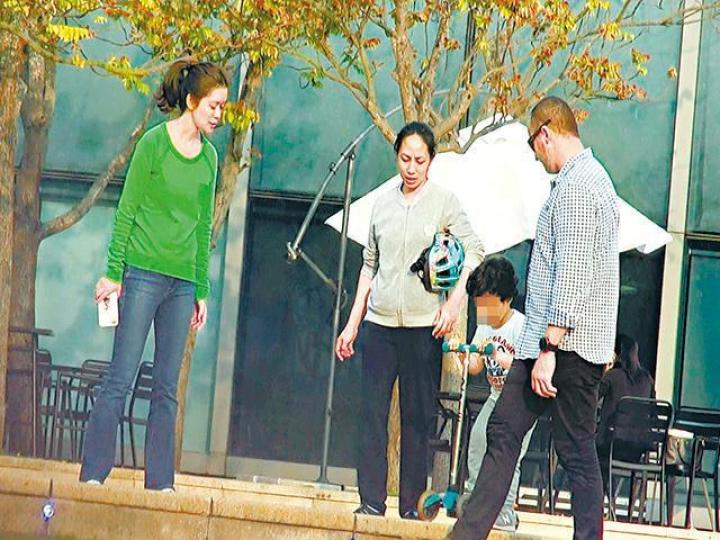 ■于文鳳（左）帶小男孩到公園玩，相處融洽。《壹週刊》圖片