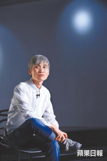 【林若寧檔案】現職商業電台創作總監，為林夕的入室弟子，2000年起當上填詞人，主要作品包括李克勤的《花落誰家》及《失魂記》、張敬軒的《笑忘書》、陳奕迅的《七百年後》、吳業坤的《原來他不夠愛我》和陳豪、林保怡、黃德斌的《年少無知》等■填詞多年，至2009年與林夕（右）拍攝李克勤《Threesome》專輯封面，林若寧（左）容貌才曝光。