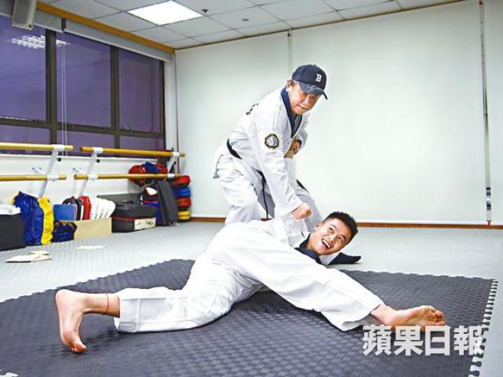 ■Dixon教父親夏雨自衞術，而夏雨一個反手就將扮賊人的Dixon撻在地上。■夏雨收到囝囝送的父親節禮物十分感動。■夏雨示範打斷木板。■Dixon（下）小時就去溫哥華讀書，夏雨坦言父子間不夠warm。