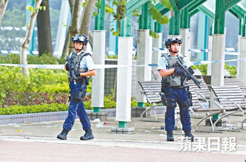 ■有反恐特勤隊在槍擊案現場持槍戒備。
