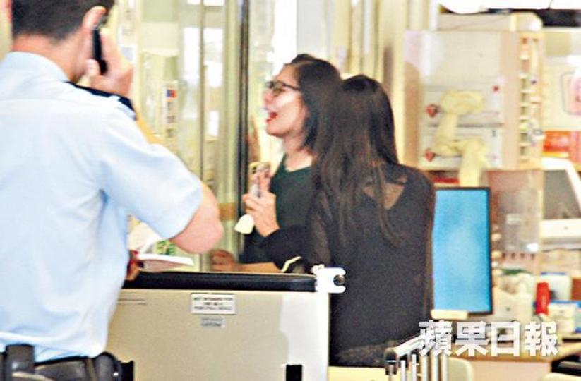 ■男嬰送院後不治，女親友表現激動。劉永明攝