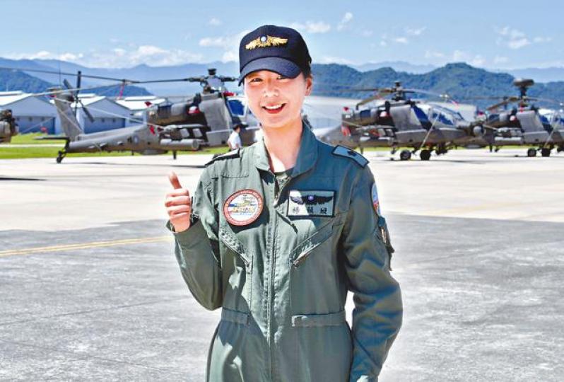 ■楊韻璇是亞洲首位阿帕奇女機師。■台軍軍人列隊接受檢閱。