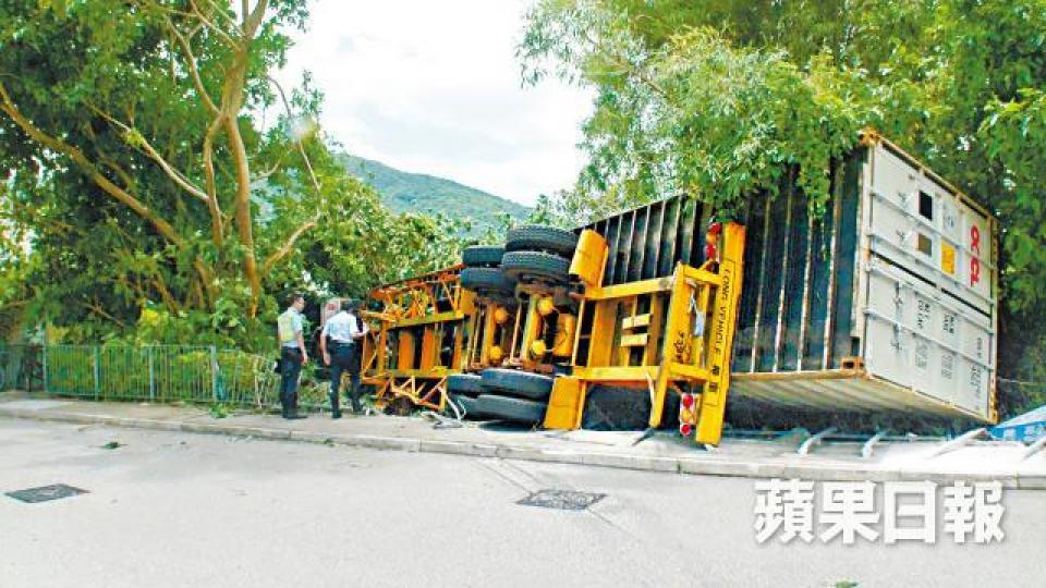■涉事貨櫃車撞毀鐵欄及燈柱後，鏟上行人路翻側。