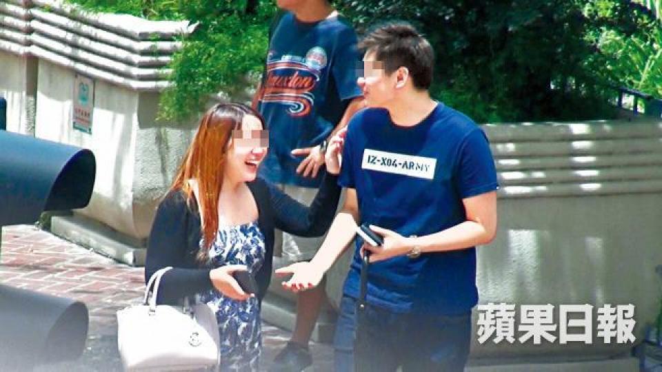 ■阿杰（右）在屯門秘會長髮少女，在路邊嬉笑打罵，甚為開心。莊建鑫攝■沒有Coco在旁的阿杰，與少女越走越近，並輕撫少女秀髮。