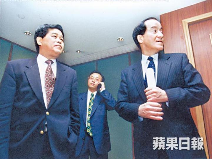 ■杜輝廉（右）有份創立的百富勤曾叱咤風雲，高寶明（中）當年為高層之一。資料圖片