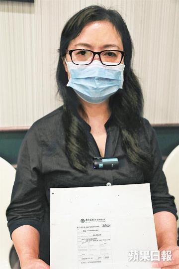 ■黃女士不小心按錯號碼轉錯賬，受訪時不禁落淚。徐雲庭攝■收款者家人應門時拒絕多談，翌日終把款項退還黃女士。