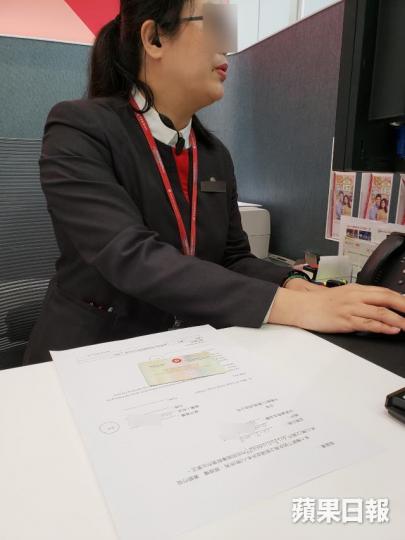 ■記者測試轉錯賬，銀行職員稱收款人一定要親身到銀行簽字，才會把錯誤轉賬的金額退還。