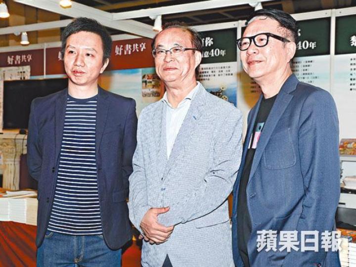 ■葉家寶（右）昨與黃守東（左）和黎文卓出席書展活動。