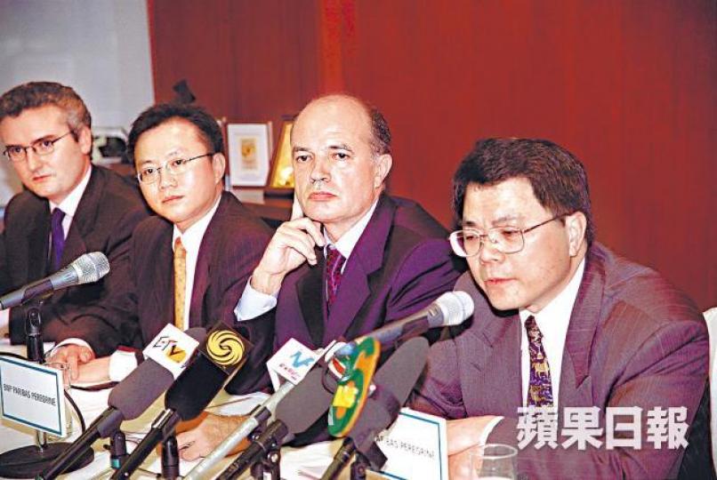 ■高寶明（左二）任職百富勤時，與老闆梁伯韜（右）協助紅籌來港上市。壹週刊圖片