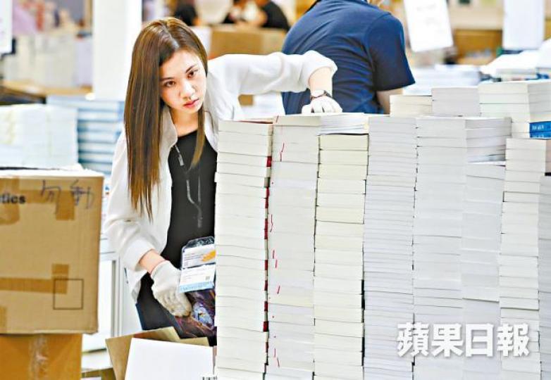 ■書展今日舉行，展商昨日忙於上架。易仰民攝■書展文藝廊將展出10個愛情文學作家包括林燕妮的手稿。