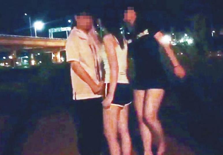 ■受害少女（左）遭圍毆凌虐。
