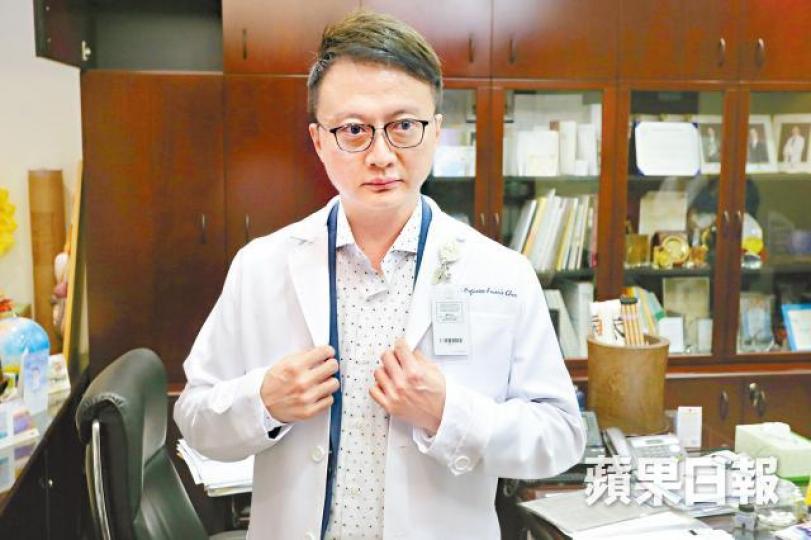 ■陳家亮貴為院長，仍會穿上醫生袍，為病人做緊急手術。