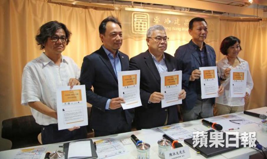 ■5個專業團體昨舉行記者會，反對興建元朗天價行人天橋。袁志中攝