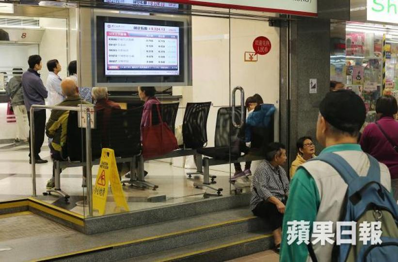 ■中美貿易戰會為市場帶來頗大殺傷力,想入市者應該玩短線,不要太貪心。 資料圖片 ■中美貿易戰會為市場帶來頗大殺傷力,想入市者應該玩短線,不要太貪心。 資料圖片