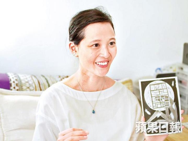 ■夢特嬌．全為《慾季》所繪的插畫，有種迷幻色彩。■相隔34年，崑南《慾季》再度面世，封面是夢特嬌．全的超現實女體插畫。■阿全在《慾季》中的插畫全屬黑白，但充滿超現實壓迫感。■2000年阿全（右二）參演港台劇集《Y2K》，同劇還有阿Sa（左）。■有一部電車，上層天花板是阿全畫作，至今仍然存在。■2007年以棺材作畫板的紙棺作品。■阿全和男友是「同路人」，令阿全面對抑鬱症時多了彈藥！