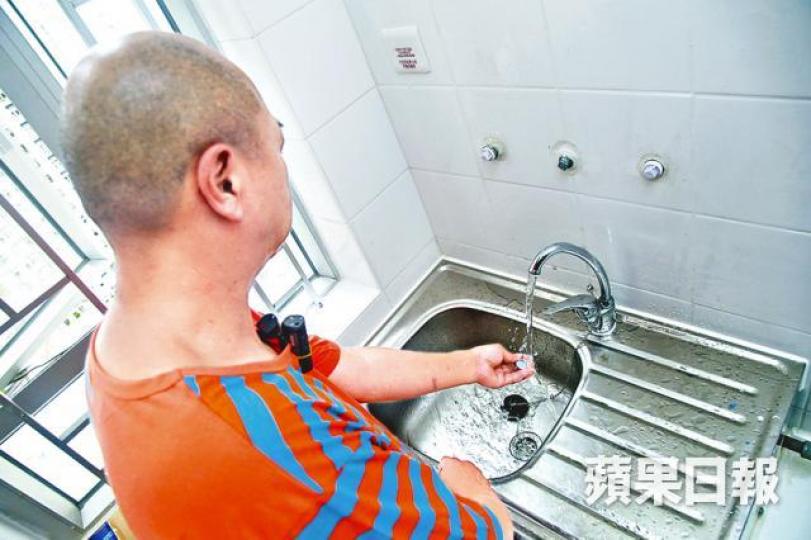 ■葵翠邨新住戶黃先生指單位水質含黑色沙粒物質。周智堅攝