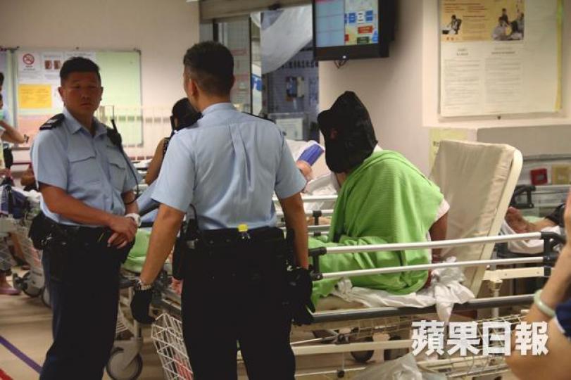■被告關達儀於案發後被蒙頭送院。資料圖片
