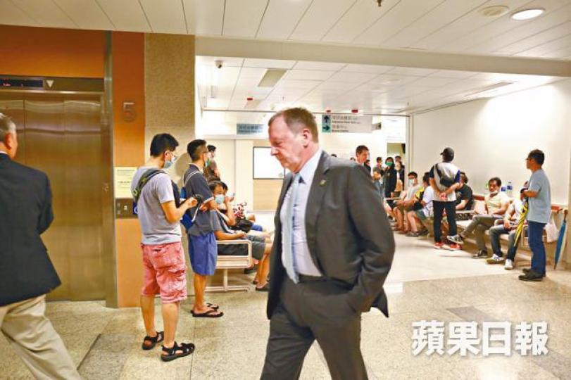 ■馬會行政總裁應家柏昨午3時許到醫院，逗留半小時離去。莫振華