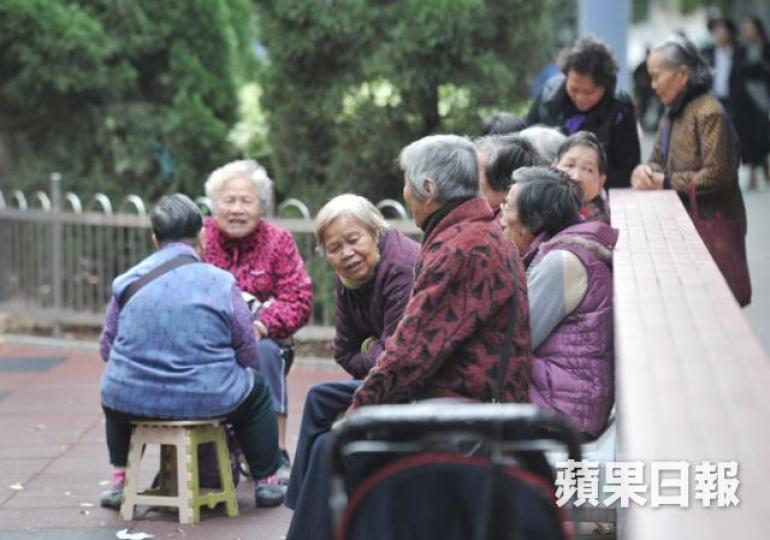 ■女性長者若買100萬年金，每月收取5,300元，這筆金額未夠冚固定使費，只夠冚買餸錢。資料圖片