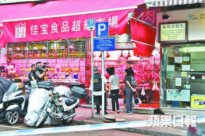 ■警員昨押疑犯返慈雲山佳寶肉檔重組案情。劉柏麟攝 ■警員昨押疑犯返慈雲山佳寶肉檔重組案情。劉柏麟攝