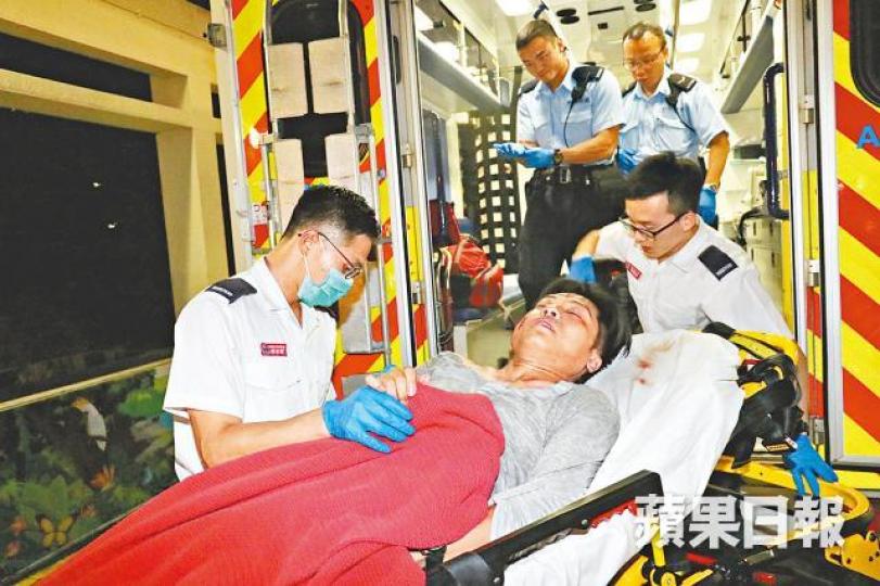 ■死者上周於九龍城街頭被打傷,由救護車送院。資料圖片 ■死者上周於九龍城街頭被打傷,由救護車送院。資料圖片