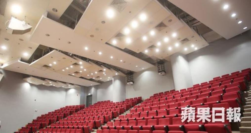■記者到場視察,發現演講廳天花完好。李潤芳攝 ■記者到場視察,發現演講廳天花完好。李潤芳攝