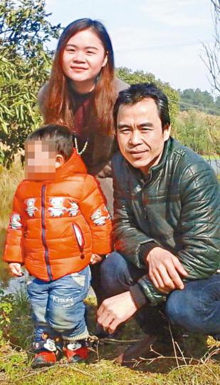 ■董瑤瓊(後)和她的兒子與她的父親董建彪合照。■當地維權人士昨拍到董瑤瓊(箭嘴示)在精神病院放風時孤獨佇立。受訪者提供■董瑤瓊向習像潑墨轟動一時。 ■董瑤瓊(後)和她的兒子與她的父親董建彪合照。■當地維權人士昨拍到董瑤瓊(箭嘴示)在精神病院放風時孤獨佇立。受訪者提供■董瑤瓊向習像潑墨轟動一時。