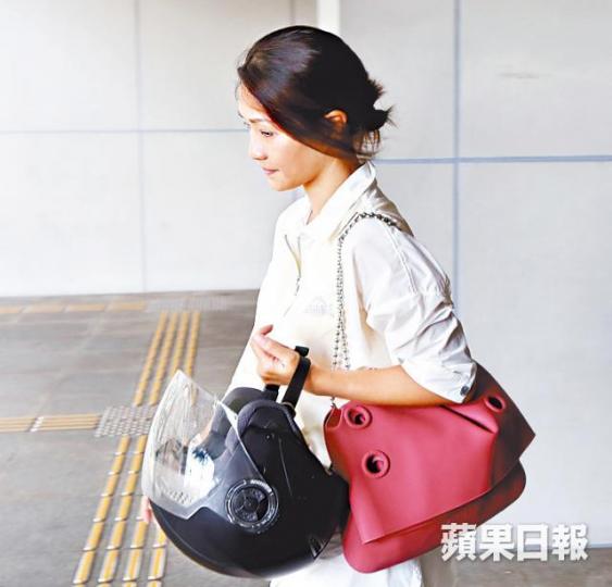 首被告嚴仕芯次被告黃冑 首被告嚴仕芯次被告黃冑