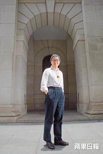 「你不知路通往哪裏,但行軍打仗,你死遲一分鐘,可能救到大局,never say die,就算法治已死,死咗未?死馬當活馬醫都要做。樂觀悲觀沒意義,都係照做。」■吳靄儀以兩年時間寫下《拱心石下》,詳載議會內多場戰役。 「你不知路通往哪裏,但行軍打仗,你死遲一分鐘,可能救到大局,never say die,就算法治已死,死咗未?死馬當活馬醫都要做。樂觀悲觀沒意義,都係照做。」■吳靄儀以兩年時間寫下《拱心石下》,詳載議會內多場戰役。
