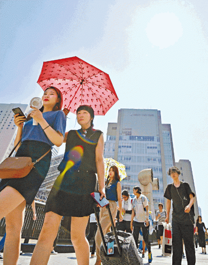 ■烈日下出行,東京民眾舉傘對抗猛烈陽光。互聯網■民眾帶備毛巾不停抹汗。 美聯社■熊谷市戶外溫度計顯示氣溫高達41℃。互聯網 ■烈日下出行,東京民眾舉傘對抗猛烈陽光。互聯網■民眾帶備毛巾不停抹汗。 美聯社■熊谷市戶外溫度計顯示氣溫高達41℃。互聯網