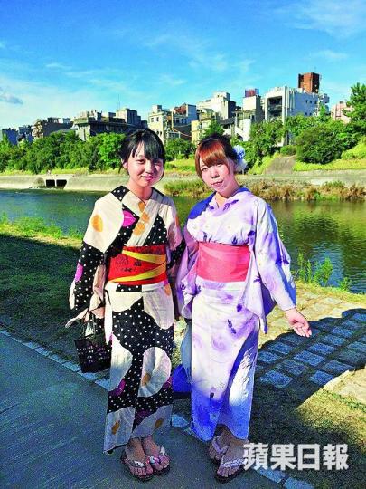 ■身穿浴衣少女在鴨川遊玩消暑。 廖梓霖攝■京都民眾脫鞋腳浸鴨川納涼。廖梓霖攝 ■身穿浴衣少女在鴨川遊玩消暑。 廖梓霖攝■京都民眾脫鞋腳浸鴨川納涼。廖梓霖攝