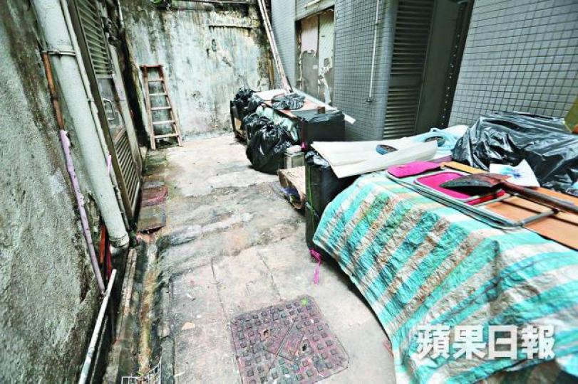 ■威菲路道有後巷放滿垃圾，四周滿佈污迹。黃耀興攝■區議員點名批評九龍餐室員工在街上處理煮食工序，將垃圾、食物直接扔棄街邊。