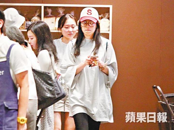 ■舒淇昨午在中環行超市,其後撇低女友人離開。■張智霖陪老婆袁詠儀行名店。 ■舒淇昨午在中環行超市,其後撇低女友人離開。■張智霖陪老婆袁詠儀行名店。