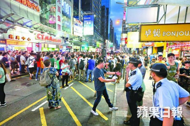 ■警員在街頭加強巡邏。