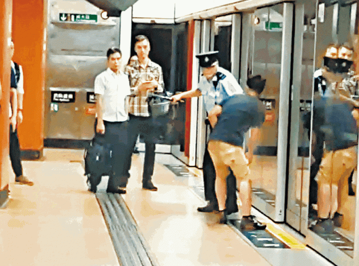■警員於旺角站揮棍驅趕襲警男子。讀者提供影片截圖 ■警員於旺角站揮棍驅趕襲警男子。讀者提供影片截圖
