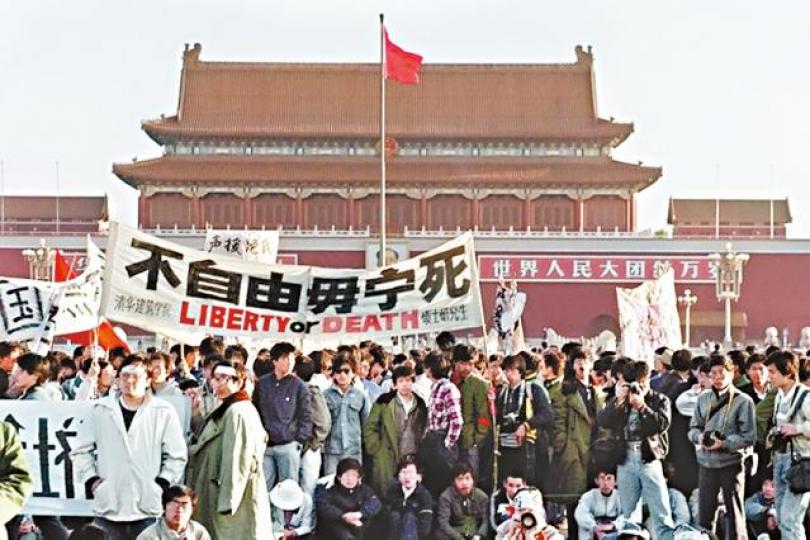 ■萬言書要求當局明年為六四平反。■許章潤指習近平修憲取消主席任期是倒行逆施。 ■萬言書要求當局明年為六四平反。■許章潤指習近平修憲取消主席任期是倒行逆施。