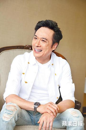 ■鎮宇希望港人坐埋同一條船,雖然可能來自不同階層,但同舟共濟,一齊撐下去。攝影:沈健程■導演陳詠燊(左)大讚鎮宇等演員非常專業。■《逆流大叔》是首部以扒龍舟作主題的電影,在拍攝技術上亦甚多難關。■周潤發演的《英雄本色》是香港最好的年代,但鎮宇表示不能一直再講從前。劇照■鎮宇看完《狂舞派》等熱血電影後,希望能拍一部中年勵志片。劇照 ■鎮宇希望港人坐埋同一條船,雖然可能來自不同階層,但同舟共濟,一齊撐下去。攝影:沈健程■導演陳詠燊(左)大讚鎮宇等演員非常專業。■《逆流大叔》是首部以扒龍舟作主題的電影,在拍攝技術上亦甚多難關。■周潤發演的《英雄本色》是香港最好的年代,但鎮宇表示不能一直再講從前。劇照■鎮宇看完《狂舞派》等熱血電影後,希望能拍一部中年勵志片。劇照