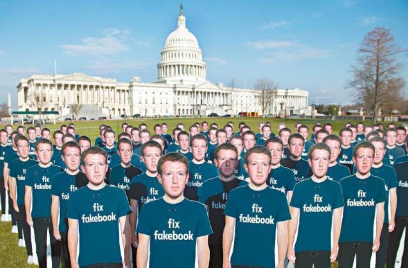 ■fb股價跌,朱克伯格成眾矢之的;圖為有示威者豎立教主紙牌抗議fb洩露資料。 ■fb股價跌,朱克伯格成眾矢之的;圖為有示威者豎立教主紙牌抗議fb洩露資料。