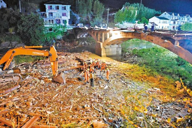 ■杭州市廊橋的橋頂不敵風雨,瞬間倒塌,釀成8死3傷。■廊橋原貌 ■杭州市廊橋的橋頂不敵風雨,瞬間倒塌,釀成8死3傷。■廊橋原貌