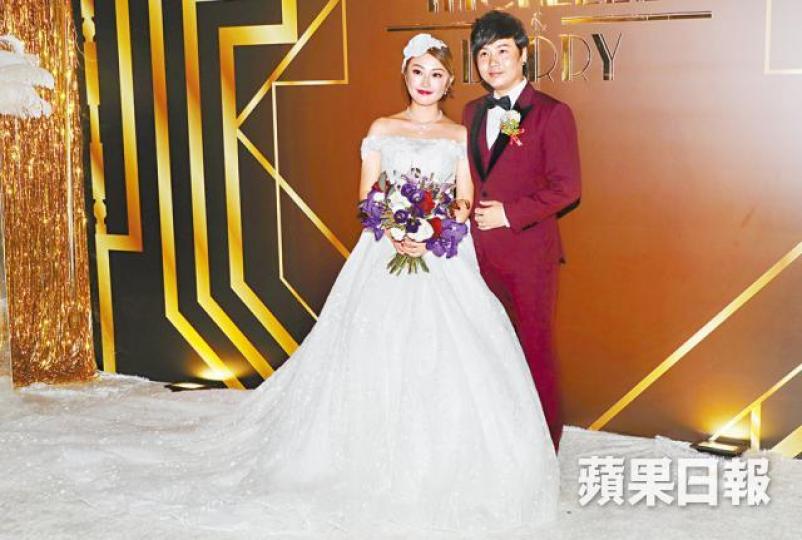 ■啤梨與太太Michelle昨晚擺酒,他感謝太太將人生交給他。【外父教晦】■啤梨細心聆聽外父(右)對他教導。【大玩瑜伽】■啤梨昨早接新娘時,要做高難度瑜伽動作。■黃翊昨日去到賀一對新人。■年底結婚的蕭潤邦(左)笑言來取經,希望屆時給未婚妻江若琳驚喜。 ■啤梨與太太Michelle昨晚擺酒,他感謝太太將人生交給他。【外父教晦】■啤梨細心聆聽外父(右)對他教導。【大玩瑜伽】■啤梨昨早接新娘時,要做高難度瑜伽動作。■黃翊昨日去到賀一對新人。■年底結婚的蕭潤邦(左)笑言來取經,希望屆時給未婚妻江若琳驚喜。