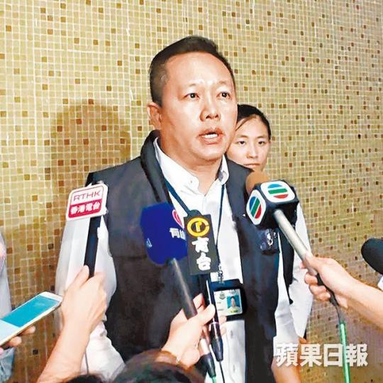 ■現職警司的徐鎮東上周五代表警方向傳媒交代縱火案案情。資料圖片■徐鎮東在90年以《情深緣淺》參加新秀,獲得冠軍。資料圖片■徐鎮東90年入樂壇時的樣子與現在分別不大,只是現在發福不少。資料圖片■徐鎮東曾在93年推出《流星的傳說》,惜之後變成一碟歌手。■(左起)湯寶如、連俊雄、趙少文、徐鎮東及陸家俊為90年新秀五強。電視圖片■湯寶如算是發展最好的90年新秀,去年11月曾開入行25周年紀念騷。資料圖片 ■現職警司的徐鎮東上周五代表警方向傳媒交代縱火案案情。資料圖片■徐鎮東在90年以《情深緣淺》參加新秀,獲得冠軍。資料圖片■徐鎮東90年入樂壇時的樣子與現在分別不大,只是現在發福不少。資料圖片■徐鎮東曾在93年推出《流星的傳說》,惜之後變成一碟歌手。■(左起)湯寶如、連俊雄、趙少文、徐鎮東及陸家俊為90年新秀五強。電視圖片■湯寶如算是發展最好的90年新秀,去年11月曾開入行25周年紀念騷。資料圖片