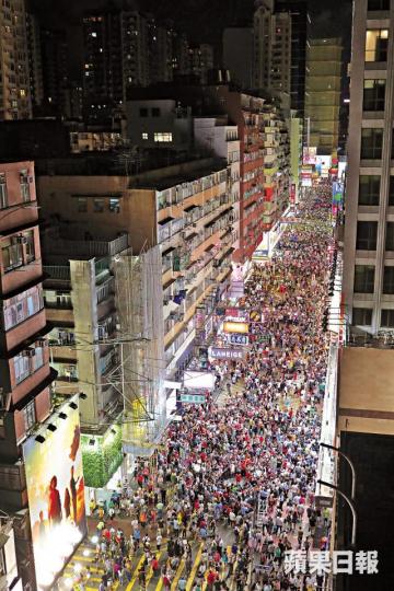■菜街行人專區「平民舞台」昨越夜越精采。夏家朗攝■警方昨晚10時解封馬路,並以膠帶確保市民返回行人路。許頌明攝■運輸署外判人員昨準時拆去行人專區路牌。李錦鏵攝■年輕人在西洋菜南街路牌留影。■市民紛紛拿起手機拍下賣藝者演出。 ■菜街行人專區「平民舞台」昨越夜越精采。夏家朗攝■警方昨晚10時解封馬路,並以膠帶確保市民返回行人路。許頌明攝■運輸署外判人員昨準時拆去行人專區路牌。李錦鏵攝■年輕人在西洋菜南街路牌留影。■市民紛紛拿起手機拍下賣藝者演出。