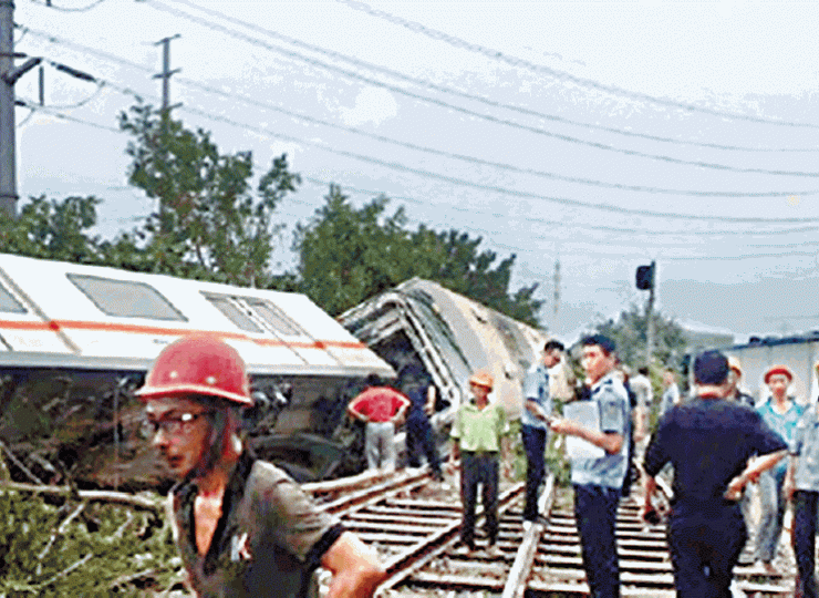 ■武漢測試中的列車出軌翻側。■工作人員檢查車廂內是否有人受困。 ■武漢測試中的列車出軌翻側。■工作人員檢查車廂內是否有人受困。