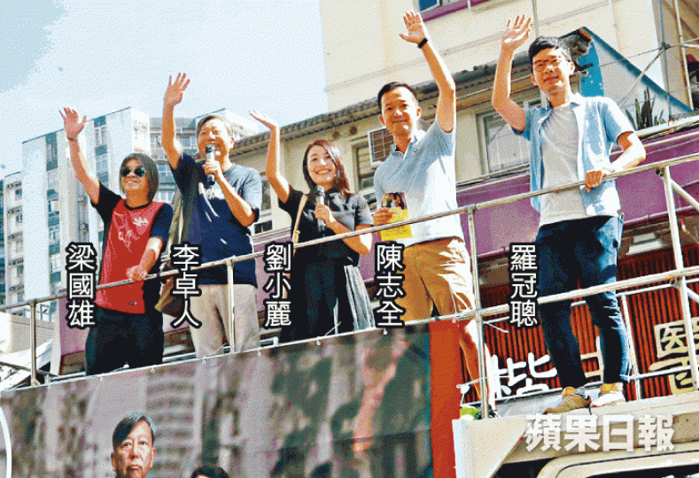 ■擬參加九西補選的劉小麗昨在民主派陪同下發起簽名運動,爭取立會用特權法調查沙中綫醜聞。 ■擬參加九西補選的劉小麗昨在民主派陪同下發起簽名運動,爭取立會用特權法調查沙中綫醜聞。