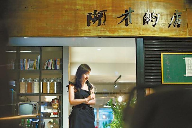 ■被譽為民主聖地的「阿才的店」,因大老闆阿華患癌面臨經營困境,女兒楊怡欣辭掉原有工作一力撐起。范厚珉攝■楊怡欣接手老店,保證原有的精神和自由不變。 ■被譽為民主聖地的「阿才的店」,因大老闆阿華患癌面臨經營困境,女兒楊怡欣辭掉原有工作一力撐起。范厚珉攝■楊怡欣接手老店,保證原有的精神和自由不變。