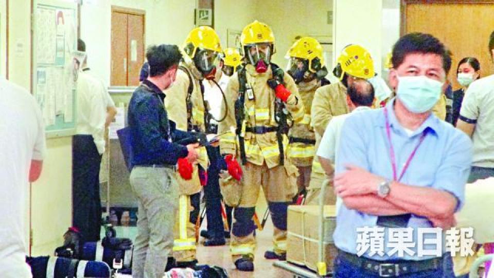 ■消防員昨戴氧氣罩及穿防護衣物封鎖現場處理。張家豪攝■屯門醫院職員事後搬走涉事濃縮清潔劑。 ■消防員昨戴氧氣罩及穿防護衣物封鎖現場處理。張家豪攝■屯門醫院職員事後搬走涉事濃縮清潔劑。