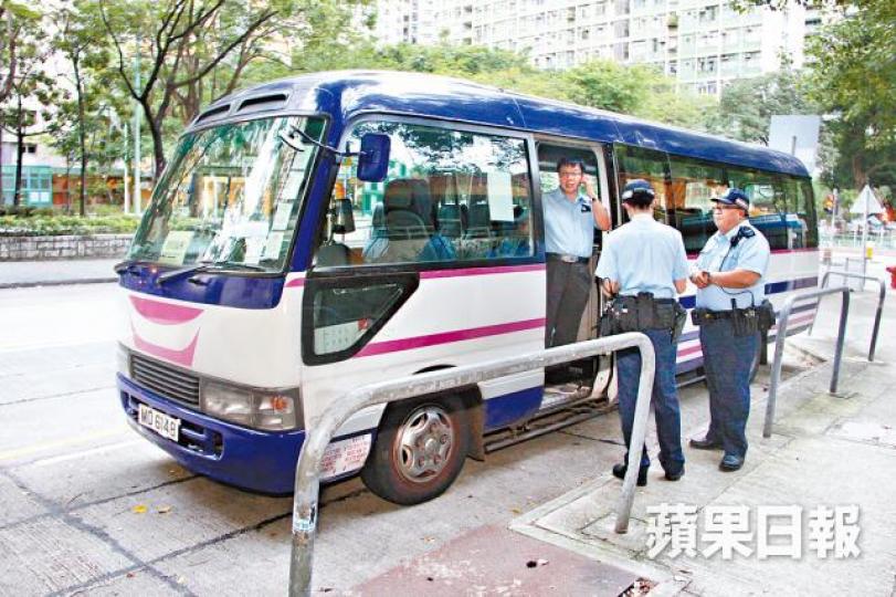 ■黃大仙一輛村巴內錢箱被人偷走,警方到場調查。 ■黃大仙一輛村巴內錢箱被人偷走,警方到場調查。